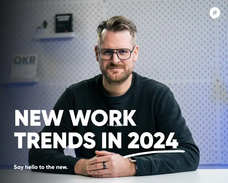 Mann sitzt am Tisch und lächelt