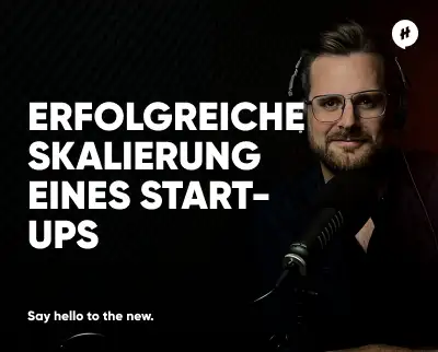 Mann hat Kopfhörer auf und schaut in die Kamera 