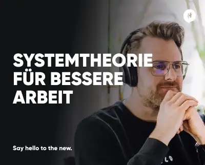 Mann sitzt auf einem Stuhl und schaut auf einen Bildschirm 