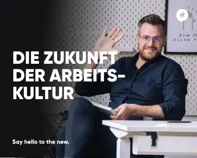 Mann sitzt auf einem Stuhl und winkt 