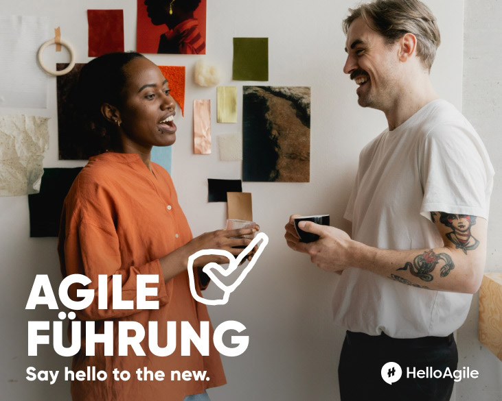 Austausch zwischen zwei Mitarbeiterinnen zum Thema Agile Führung