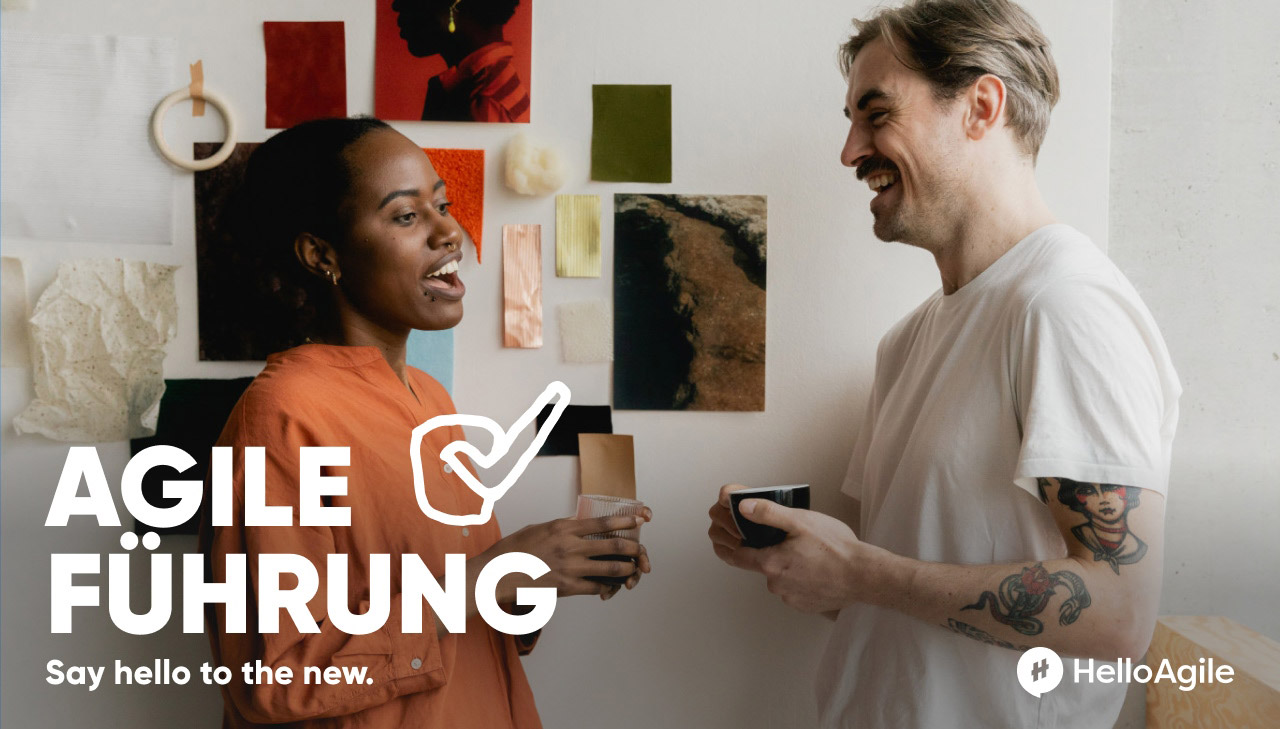 Austausch zwischen zwei Mitarbeiterinnen zum Thema Agile Führung