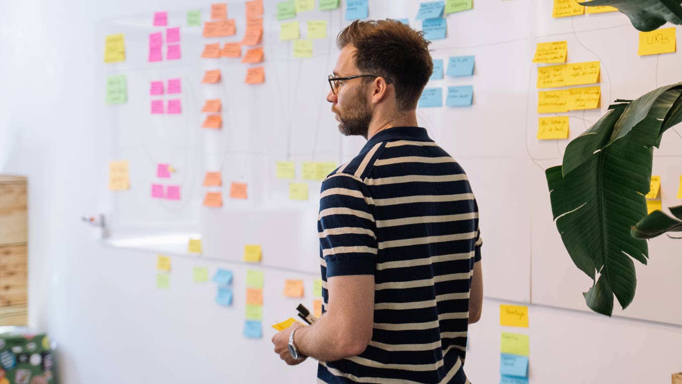 David Hillmer von HelloAgile, die Schrift im Vordergrund zeigt: Agiles Projektmanagement