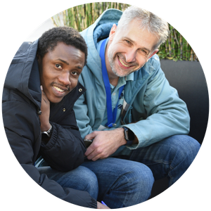 Bénévole avec un participant réfugié