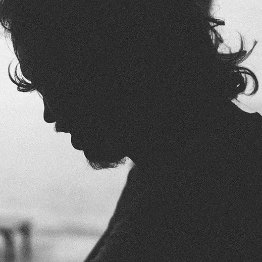 Silhouette eines trauernden Menschen – individuelle Abschiede bei alternativen Bestattungen in Berlin