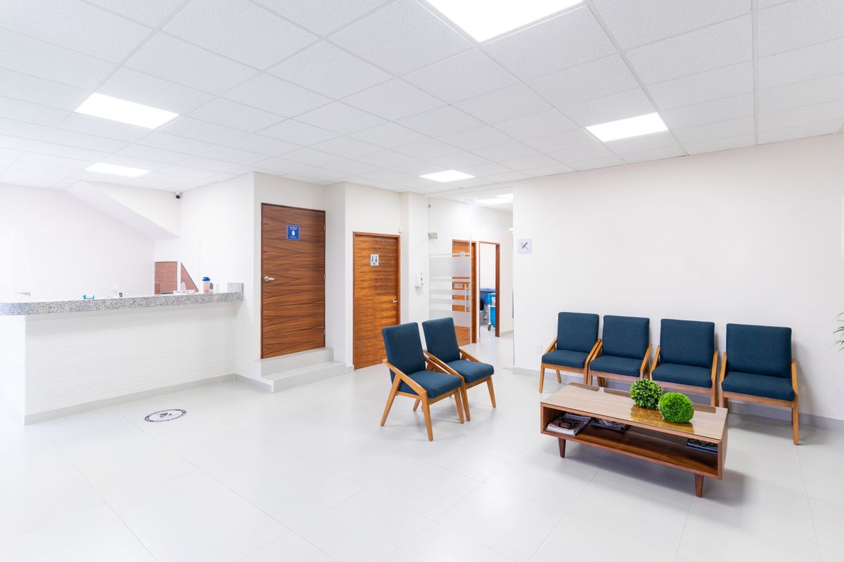 Modern hospital waiting room where truDigital digital signage delivers patient updates and healthcare messaging