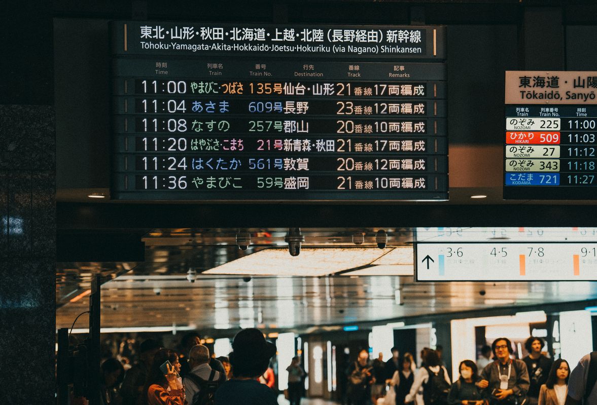 truDigital digital signage for transportation on a departure board above travelers in a busy train station