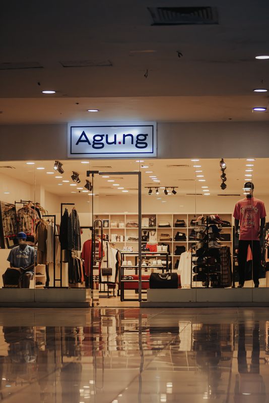 truDigital digital signage screen in a modern franchise retail storefront with clothing on display