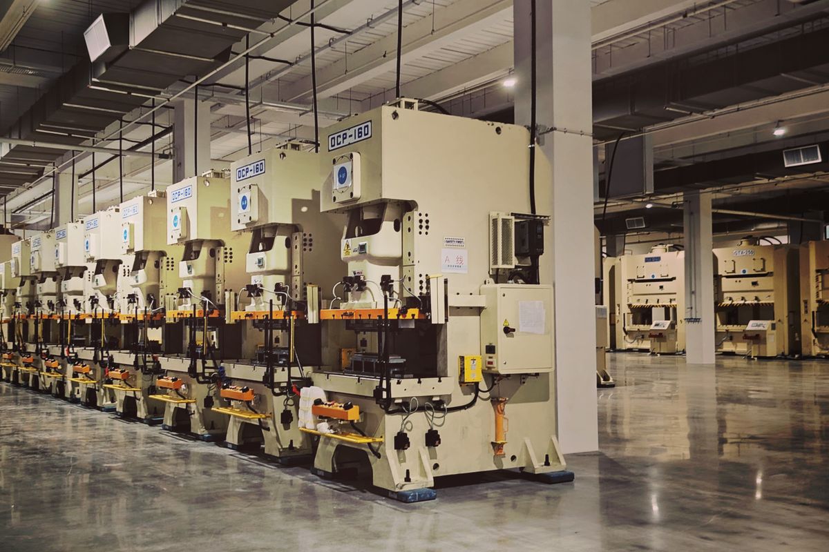 truDigital digital signage on a manufacturing plant floor lined with industrial production machinery