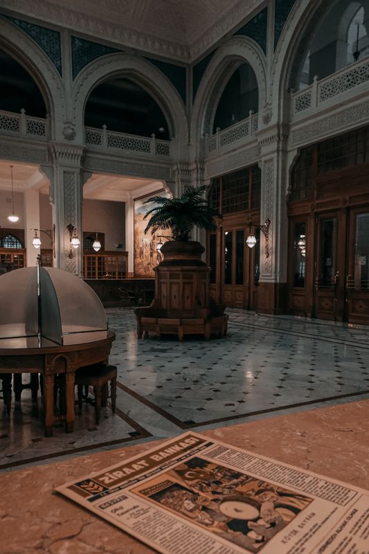 truDigital digital signage for banks: elegant bank lobby with vintage decor and a newspaper on a table
