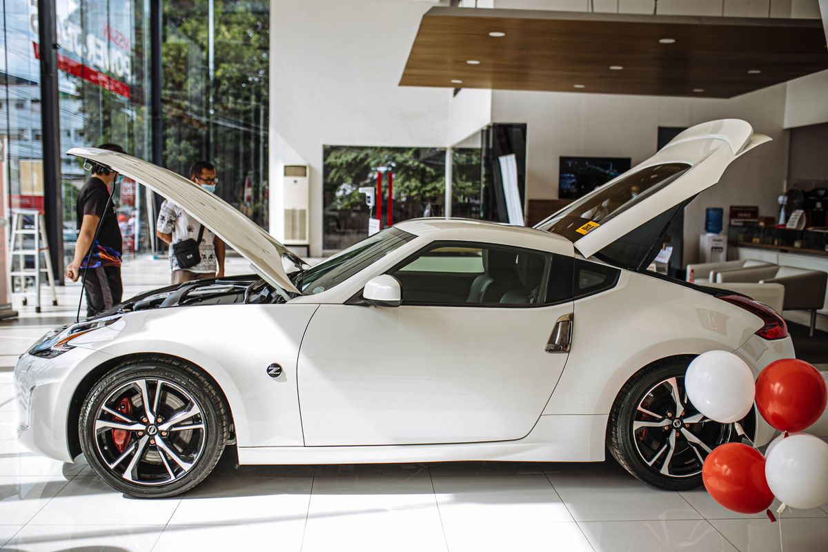 truDigital digital signage for auto dealerships: white luxury car on display inside a showroom