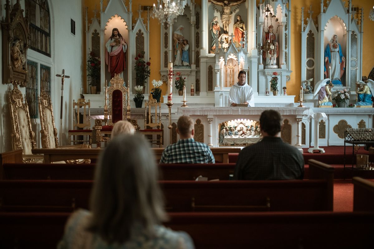 truDigital digital signage for churches: congregation seated in pews inside a church sanctuary