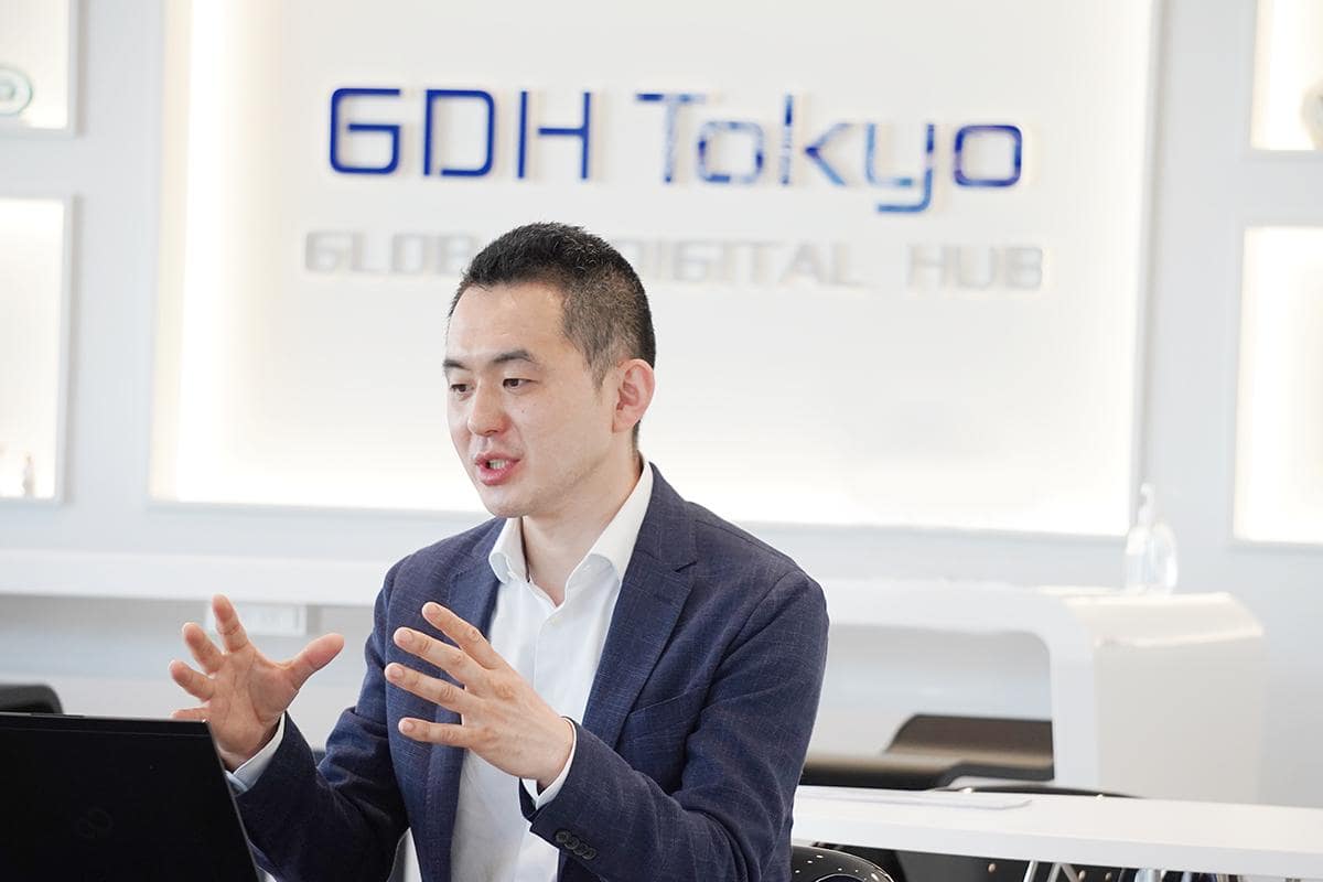 では具体的に、ビジネスイノベーション部はどのような事業展開を進めているのだろうか。アライアンス　ディレクターを務める藤岡氏は「保険の価値をいかに変えるかが重要になる」と説明した。 【藤岡】「事故や災害による経済的損失を補償する。つまり、マイナスをゼロに戻すことが保険の役割でした。これをゼロからプラスにする。具体的にはデータとデジタル技術、そしてアライアンス、3つの軸を手段に保険周辺、そして社会課題の解決へ向けて事業を広げることがビジネスイノベーション部の仕事になります」 では具体的に「ゼロをプラスにする保険」とは、どのようなものを指すのか。ひとつの事例として松岡氏は、ドローンの利用に際して適用される「DJI 賠償責任保険」を例に挙げた。 ドローンの操作でミスをしてしまい、第三者の身体や財物にダメージを与えてしまう可能性に備えた保険で、オプションによりさまざまな補償が選択できる。これによりドローンを扱う事業会社は消費者の購入不安を低減させ、販売促進につなげることができる仕組みだ。 こうした取り組みは提案機会の創出のみならず、他社との優位性や社内の人材育成といった場面でも効果を発揮するという。具体的には、株式会社ゼロボードが提供するCO2排出量の算出･可視化するクラウドサービス『zeroboard』を、保険代理店に対して無償提供した事例がわかりやすい。 【松岡】「サプライチェーンにおけるCO2排出量削減策に貢献することで、社会課題にも関心を持つ保険会社として、認知・認識を広める効果が期待できると考えています。また、今回のような協業を積極的に進めることで、社内にもゼロをプラスにするための保険活用に関する知見がたまります。三方良しの提案は保険の約款をどんなに読んでも生まれません。事業会社さんとの会話を通して見えてくることが多いんです」 スタートアップとの協業「一緒にやらない理由が見つからない」