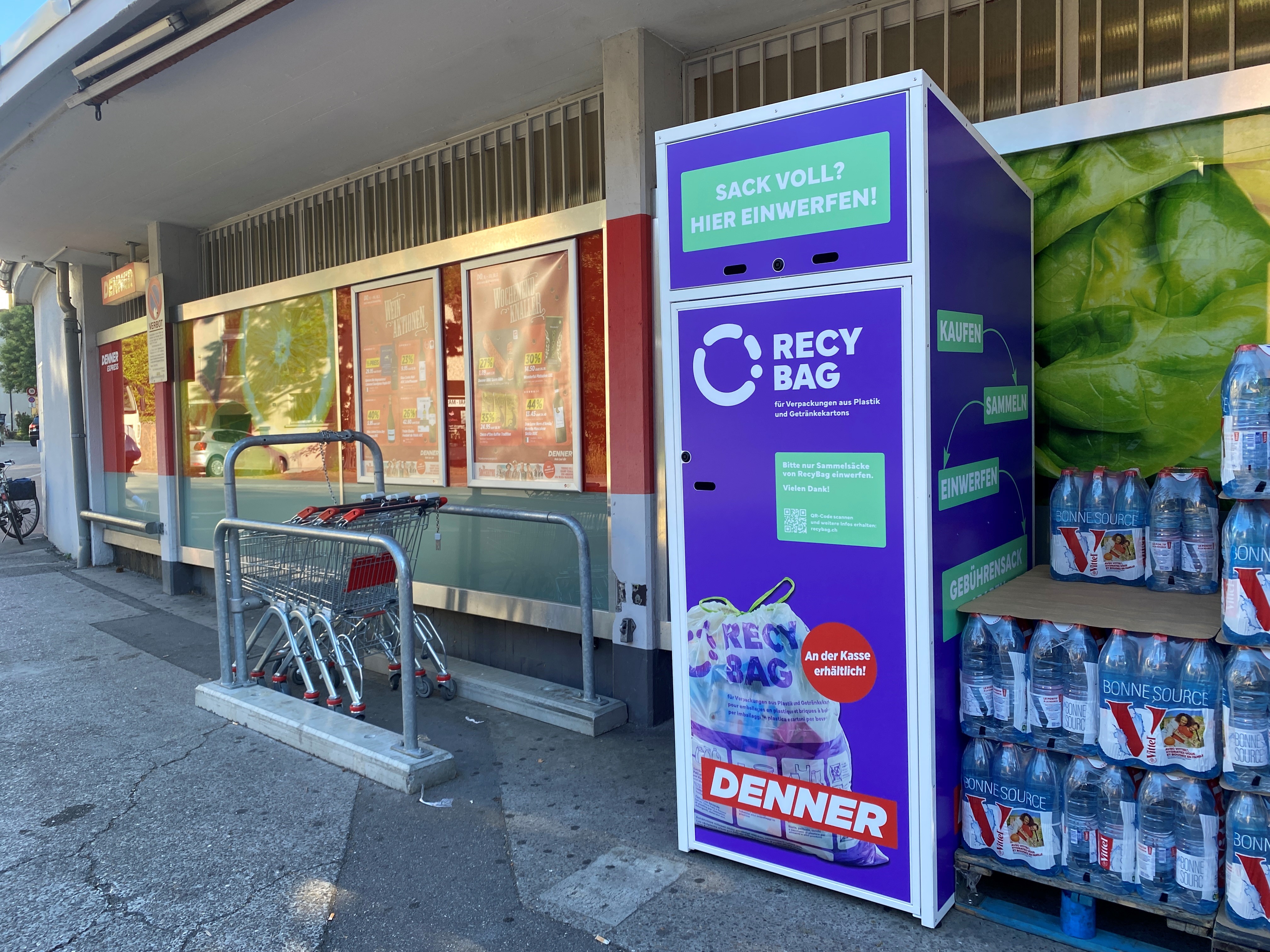 Ein RecyBag-Container vor einer Denner Filiale am Eingang 