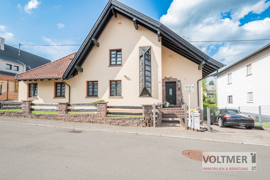 JUWEL - saniertes Einfamilienhaus mit Garagen und hochwertiger Außenanlage in Furpach!