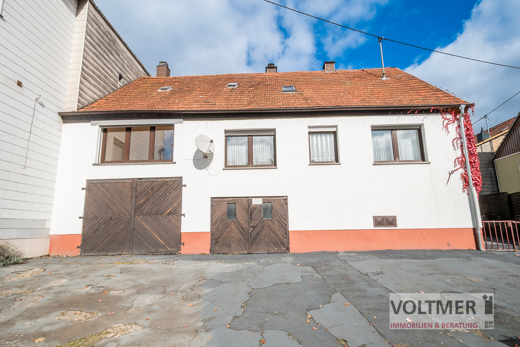 PLATZWUNDER - Einfamilienhaus mit drei Garagen und Nebengebäuden in Neunkirchen-Wiebelskirchen!