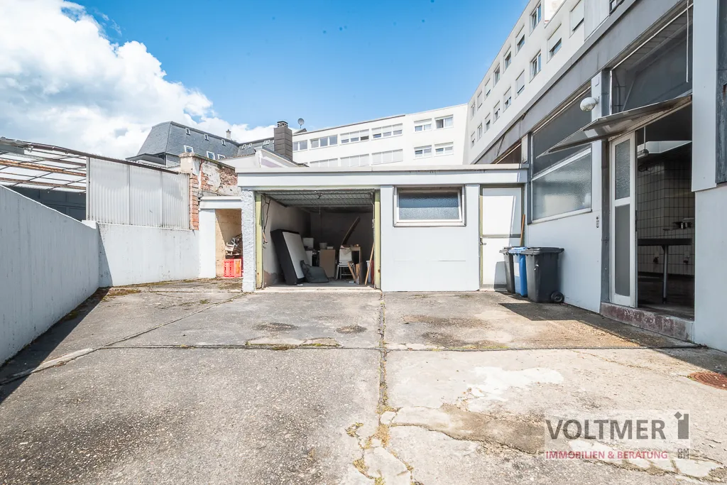Innenhof mit Garage