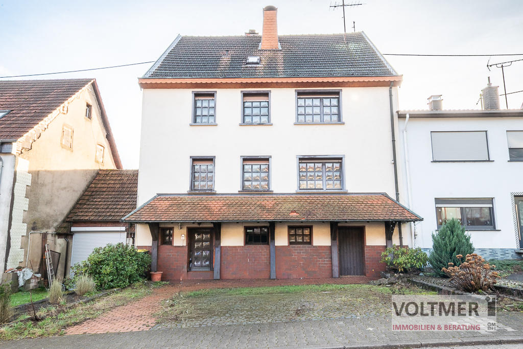 GERÄUMIG - Ein- bis Zweifamilienhaus mit Wintergarten und Garten in schöner Lage von Oberlinxweiler!