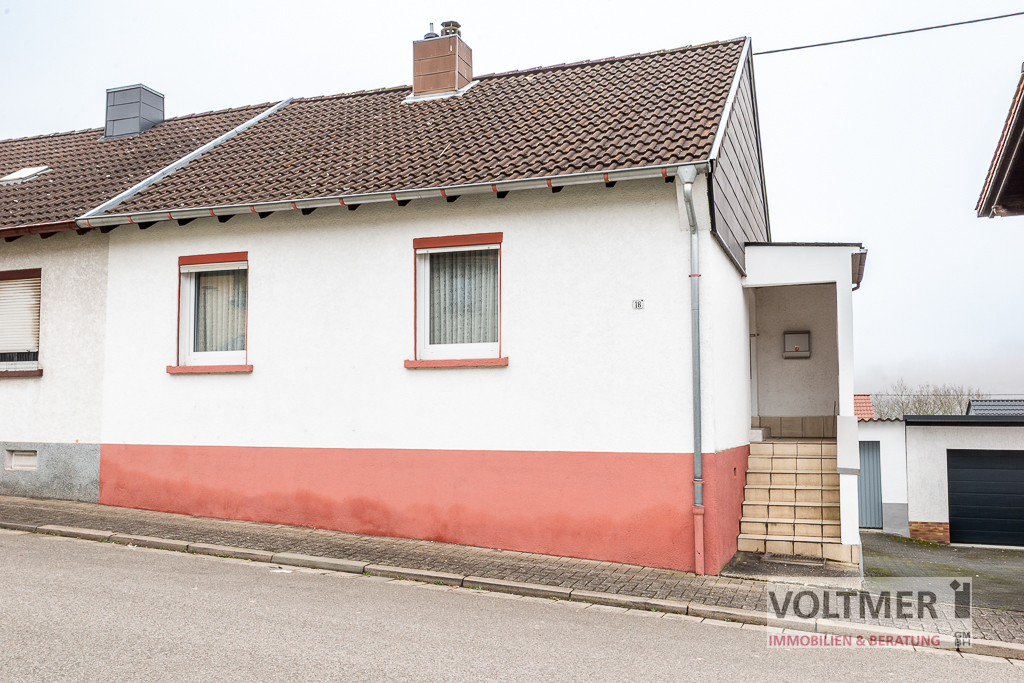 RESERVIERT - Einfamilienhaus mit zwei Garagen, Dachterrasse und Garten in Neunkirchen!