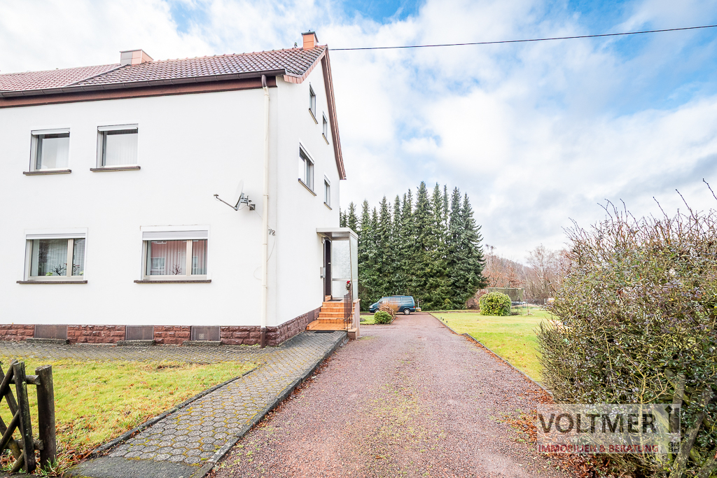 CHARMANT - Doppelhaushälfte mit gepflegten Garten und Garage in Neunkirchen!