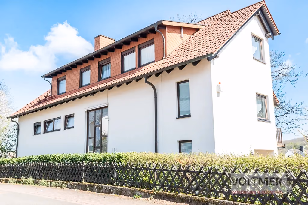 CHARAKTER - großzügige Maisonettewohnung mit zwei Garagen und Schwimmhalle in Schiffweiler!