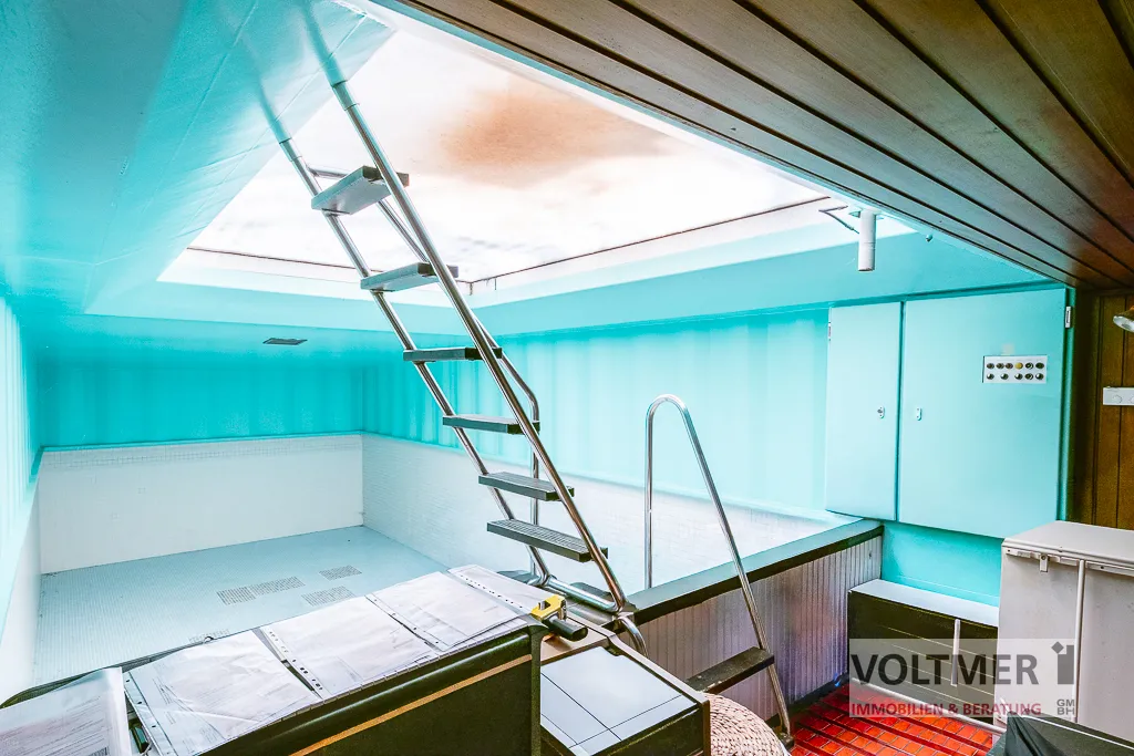 Schwimmhalle KG