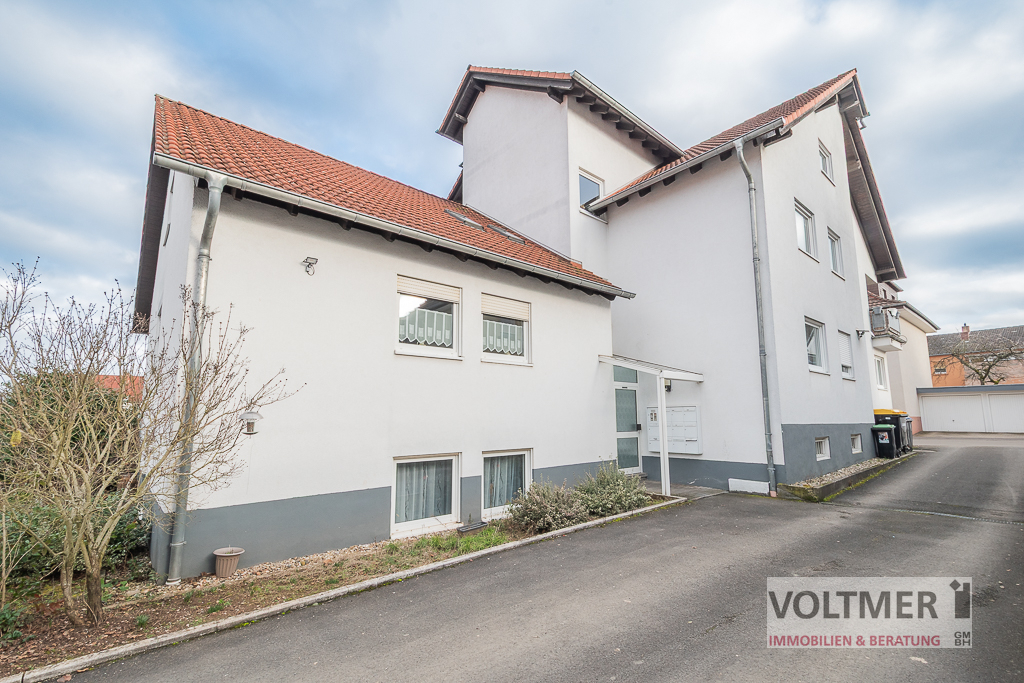 RESERVIERT - gepflegtes Mehrfamilienhaus mit zehn Wohneinheiten und vier Garagen in Homburg-Erbach!