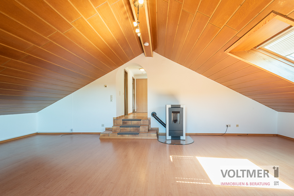 HOCH HINAUS - helle Dachgeschosswohnung mit Ofenheizung und Einbauküche in Maybach!