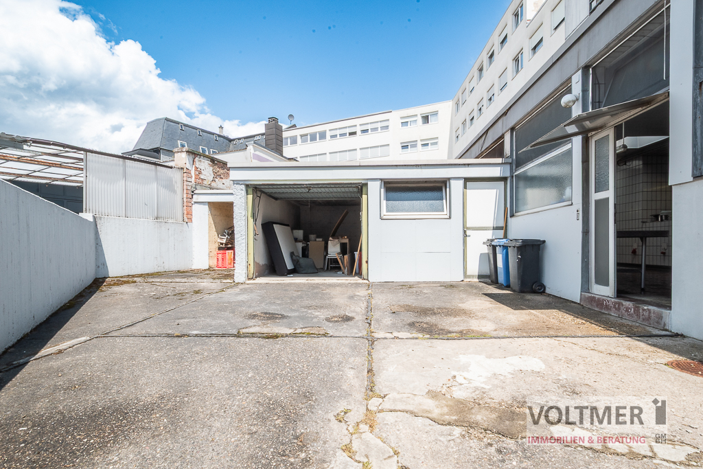 Innenhof mit Garage