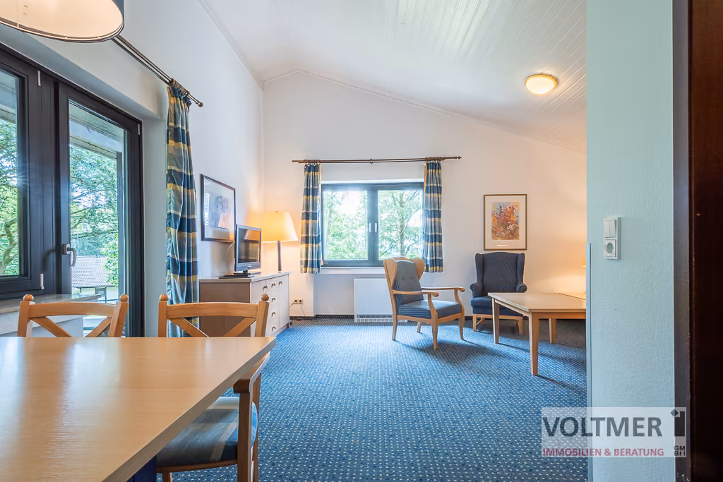 Wohnzimmer mit Schlafcouch & Ess-Ecke