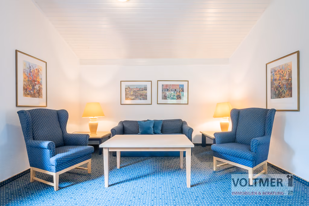 Wohnzimmer mit Schlafcouch & Ess-Ecke