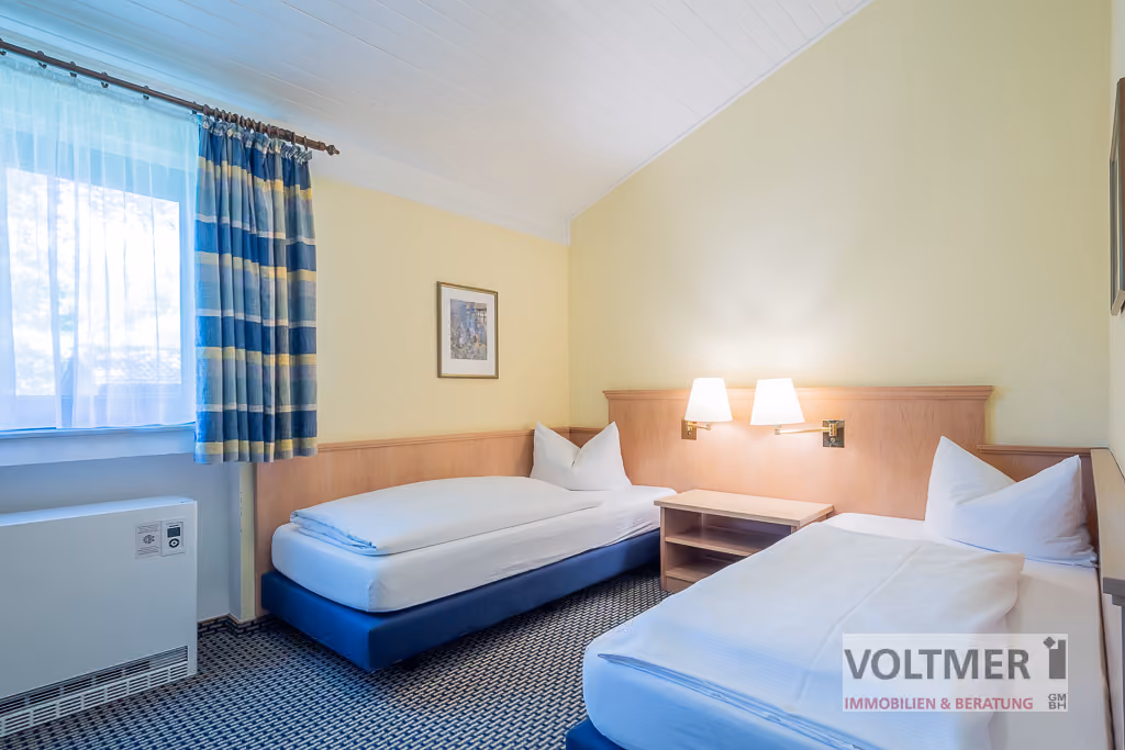 Schlafzimmer mit zwei Einzelbetten