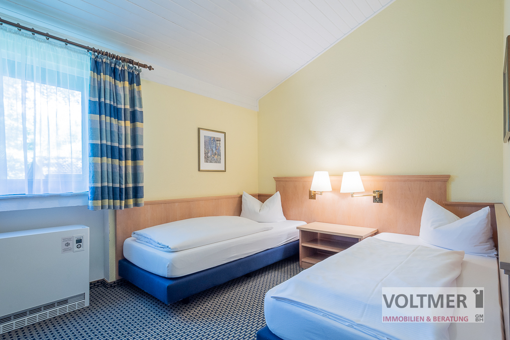 Schlafzimmer mit zwei Einzelbetten