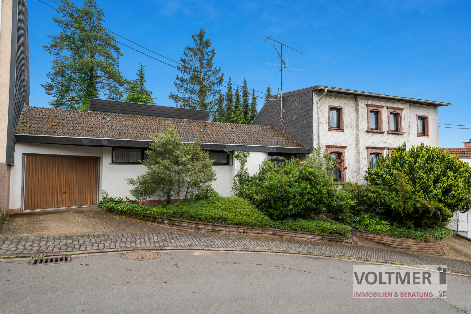 AUSZEIT - Einfamilienhaus mit zwei Garagen und großem Grundstück in Püttlingen!