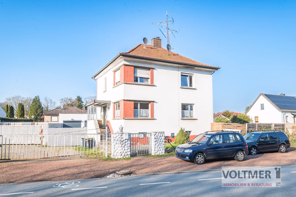 GROSSFLÄCHIG - Zweifamilienhaus mit diversen Garagen und potenziellem Bauland in Kirkel-Limbach!