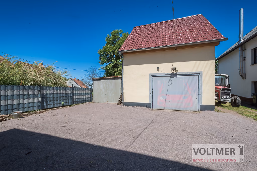 Innenhof mit Garage
