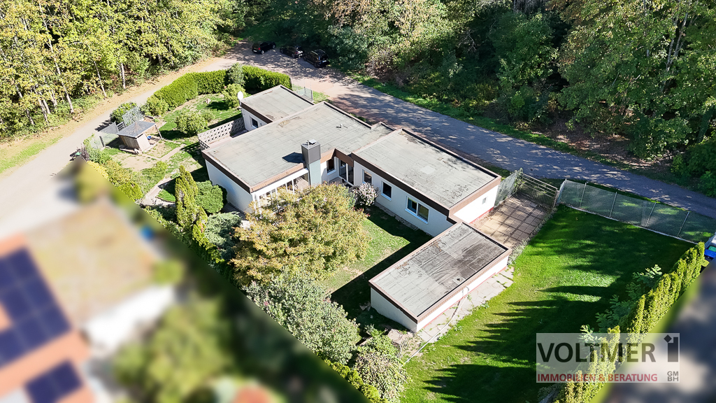 MITTEN IM GRÜNEN - modernisierter Bungalow in Waldrandlage von Kohlhof!