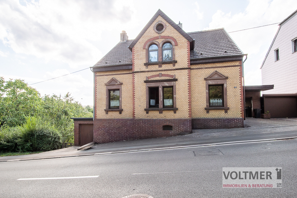 WOHNEN & BAUEN - freistehendes Haus mit 2 Wohnungen, 2 Garagen und Baugrundstück in Schiffweiler!