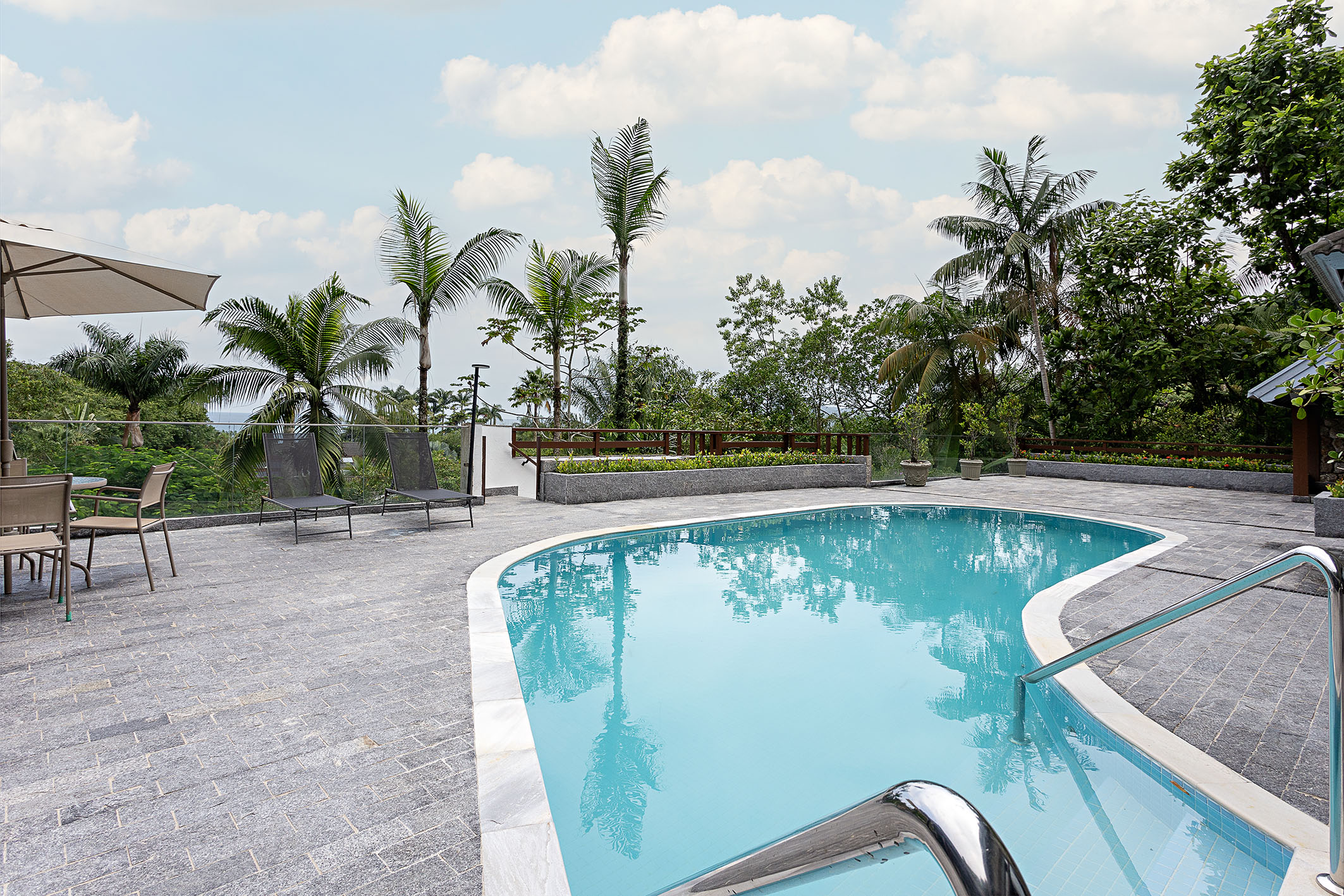 Piscina com deck em pedra natural e área gourmet – Casa 816