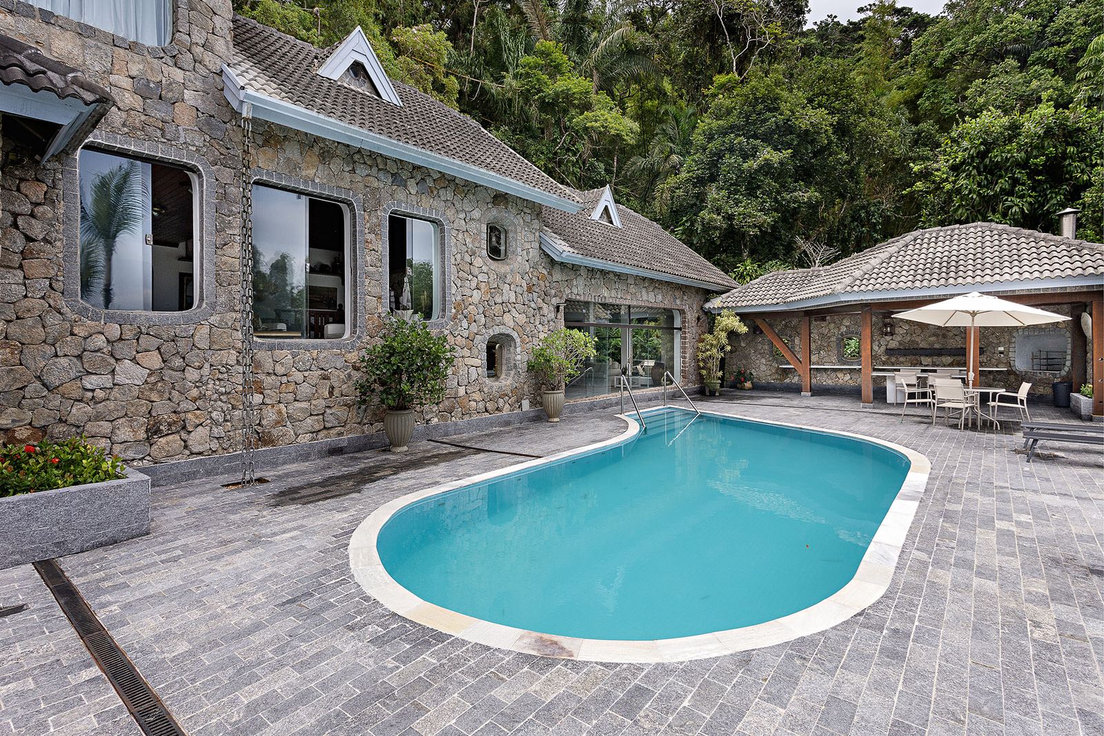 Arquitetura em pedra com piscina e área gourmet – Casa 816