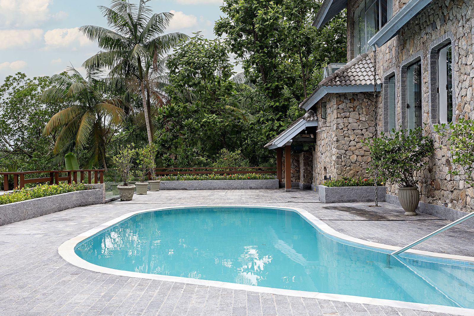 Conjunto arquitetônico em pedra natural com piscina integrada – Casa 816