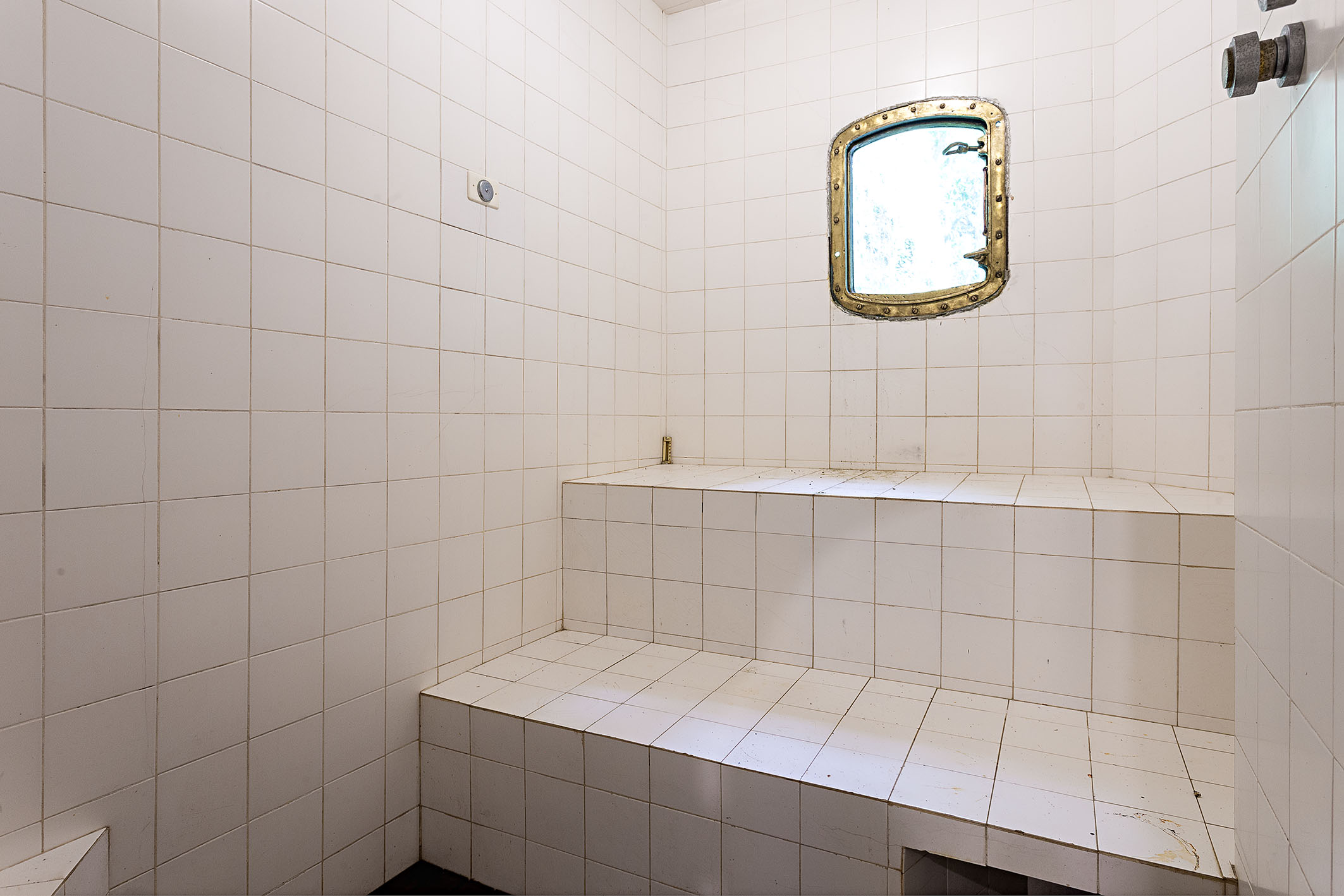 Corredor envidraçado com parede em pedra natural – Casa 816