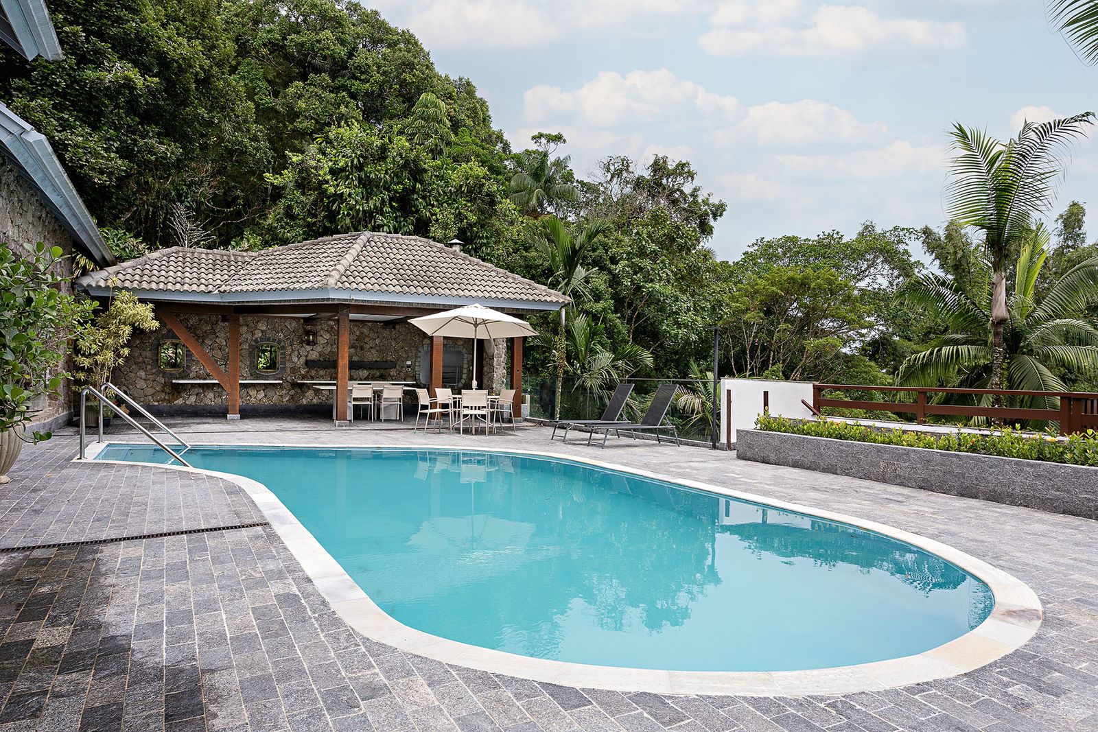 Jardim com escadaria em pedra e vegetação tropical – Casa 816