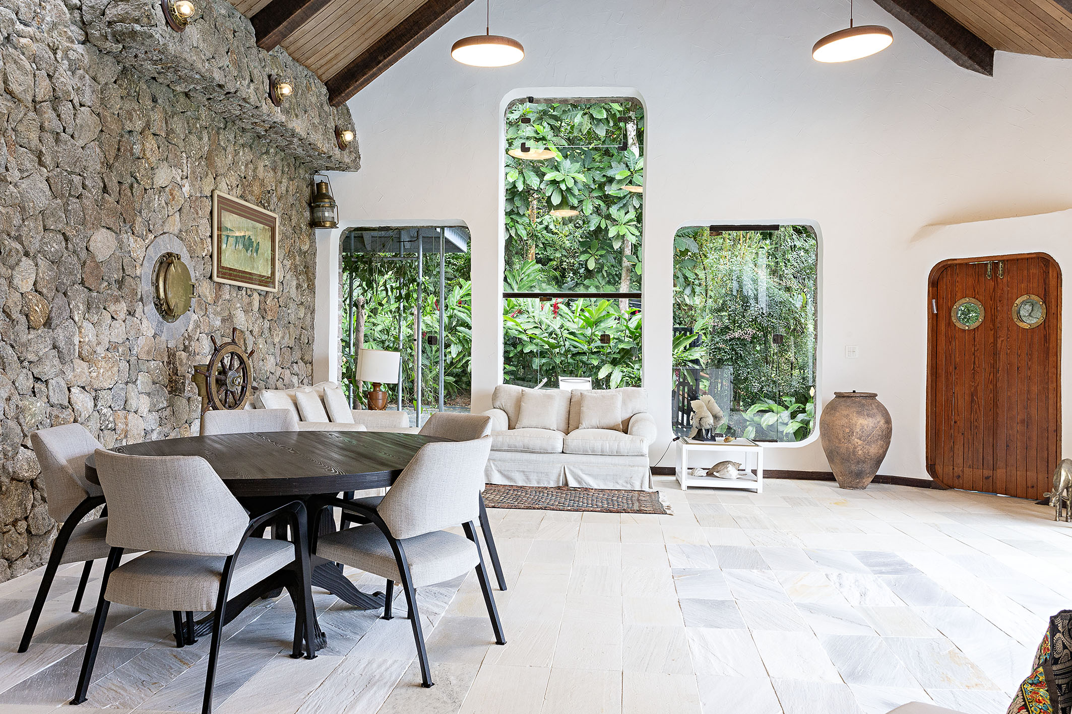 Passarela em madeira integrada à vegetação nativa – Casa 816