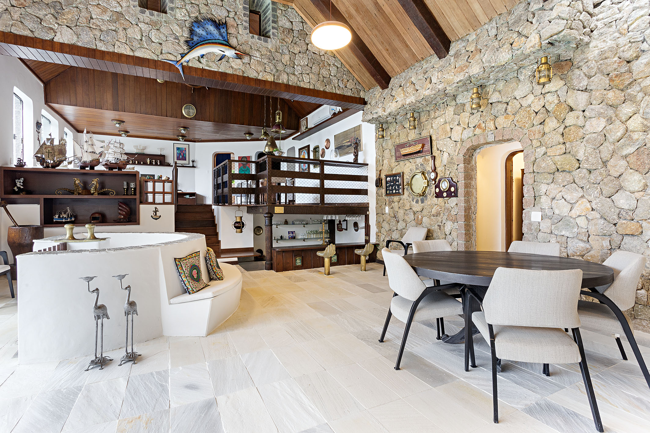 Sala de estar ampla com pé-direito alto – Casa 816
