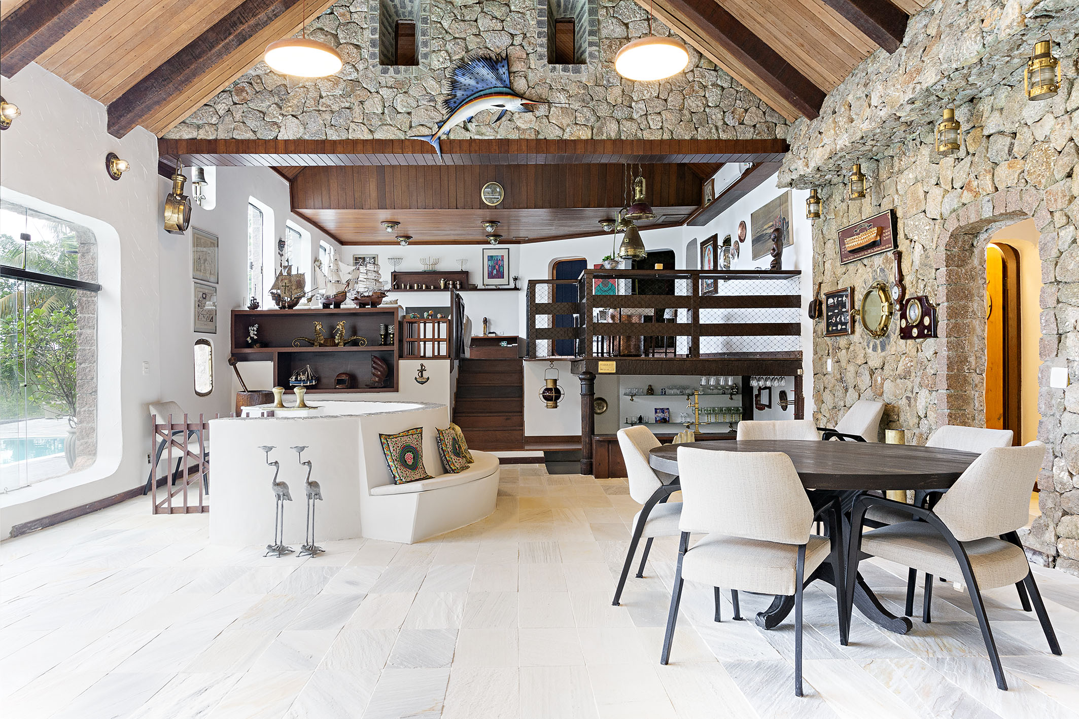 Espaço gourmet com churrasqueira embutida em pedra – Casa 816