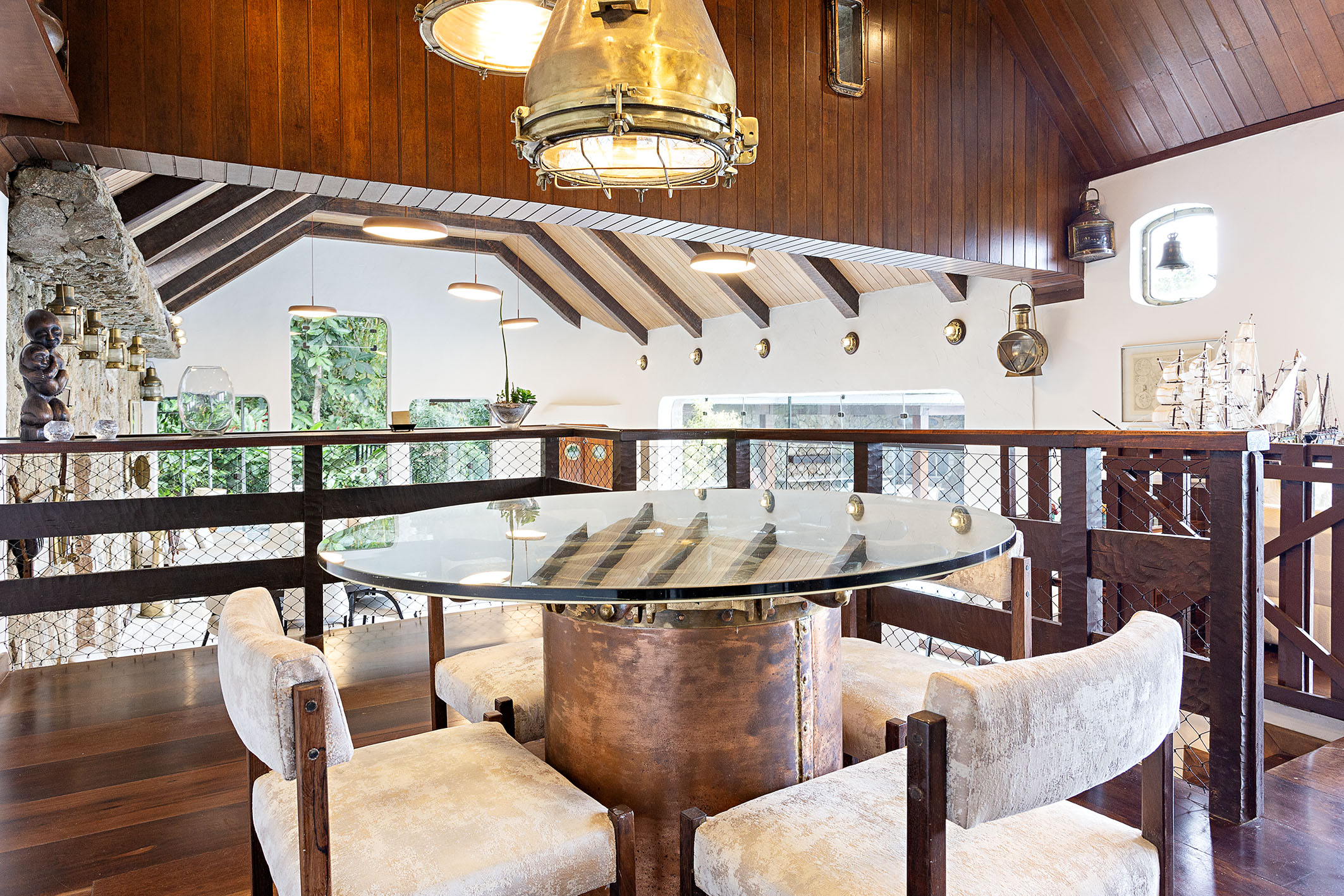 Ambiente integrado com parede em pedra natural e iluminação zenital – Casa 816