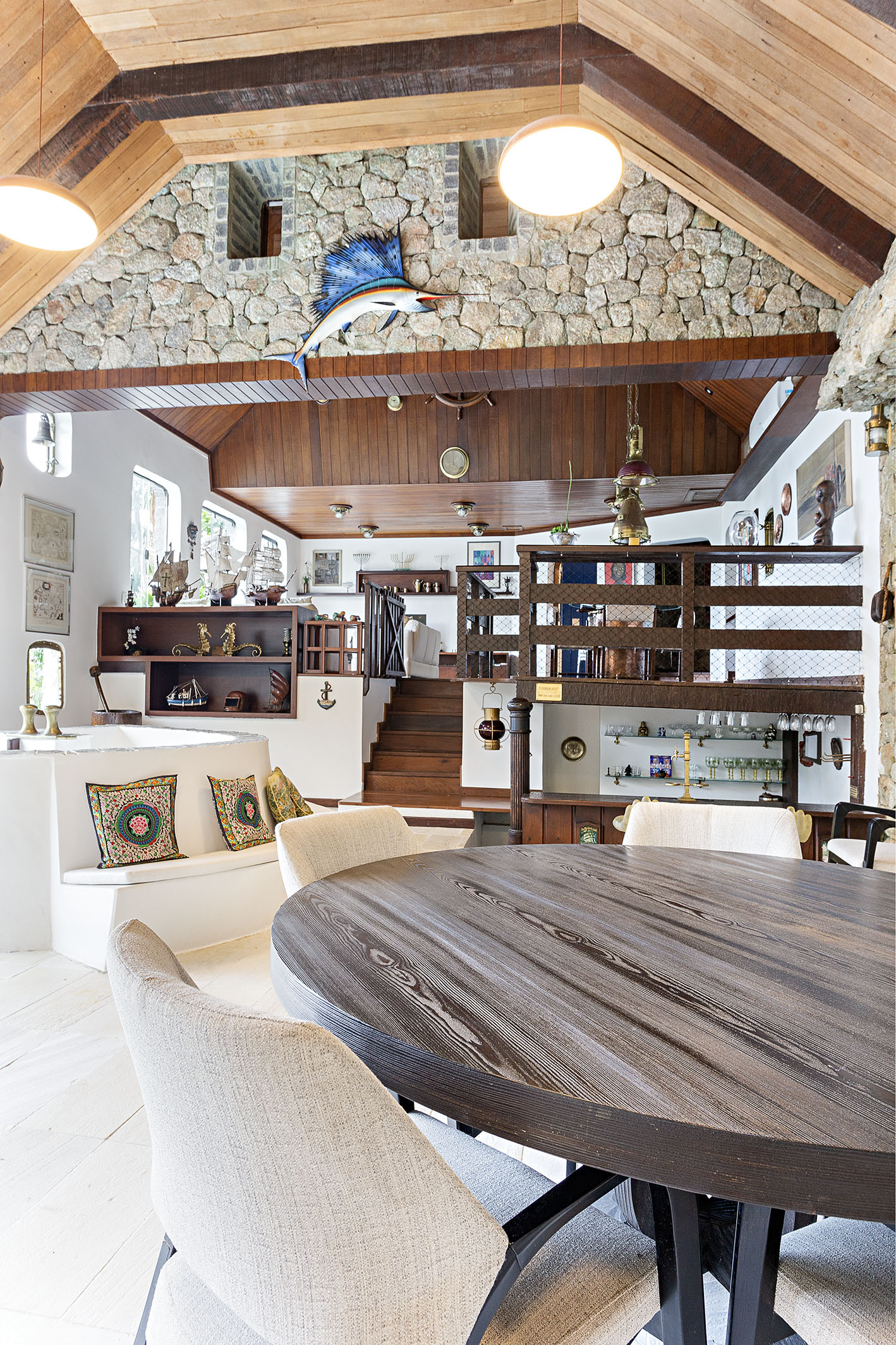 Quarto amplo com forro de madeira e decoração elegante – Casa 816