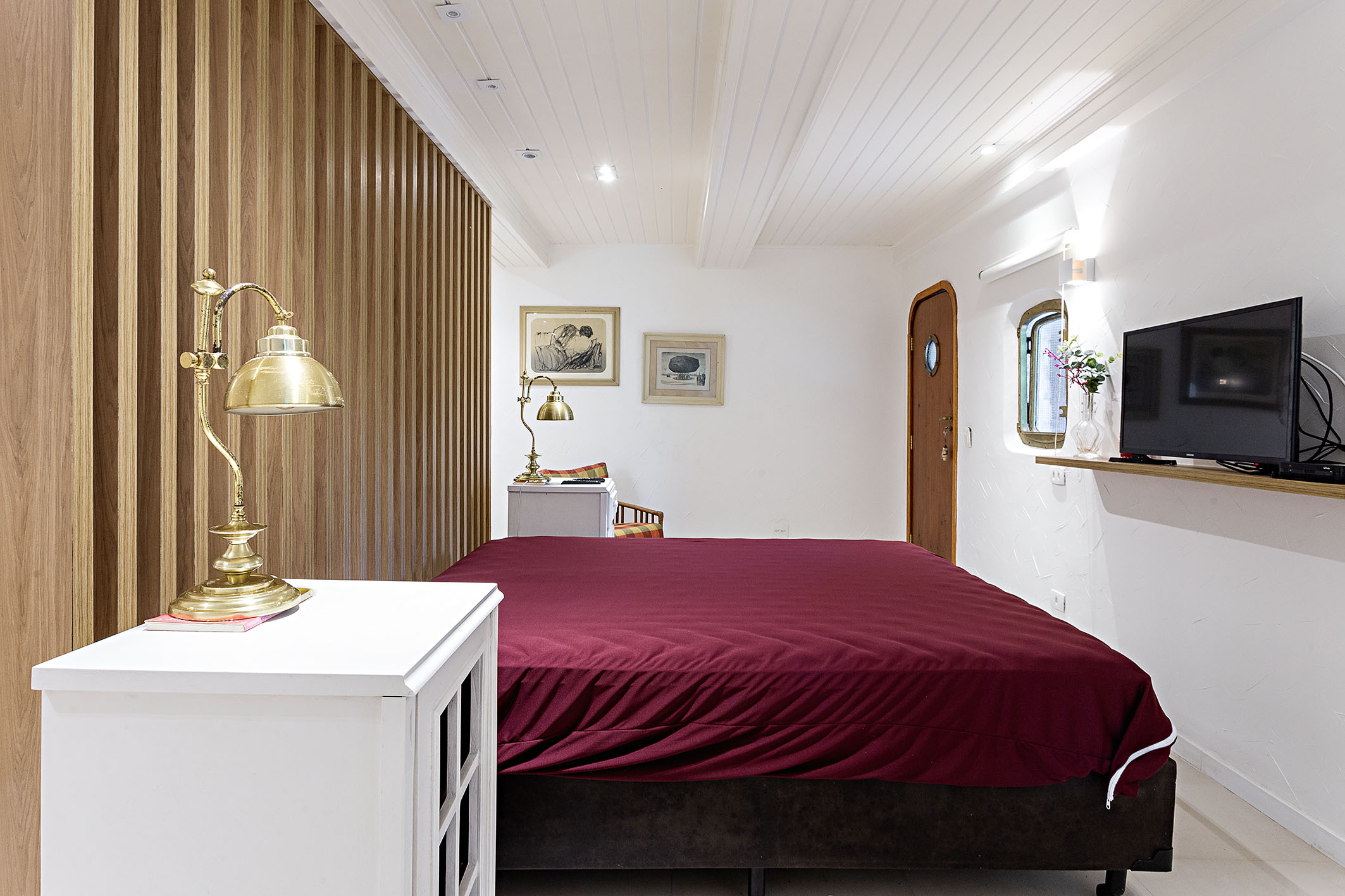 Suíte com iluminação natural e vista para vegetação – Casa 816