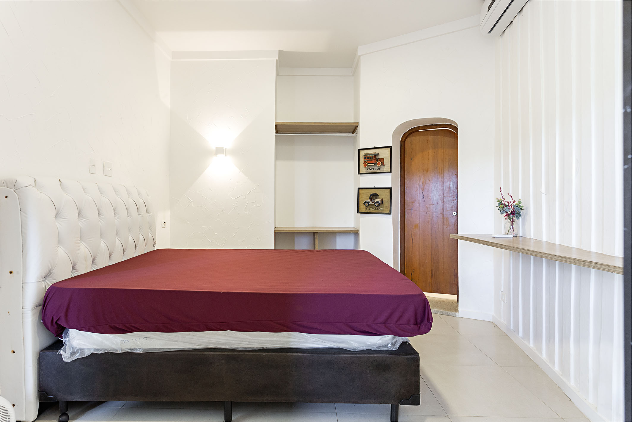 Banheiro claro com acabamentos em pedra e madeira – Casa 816